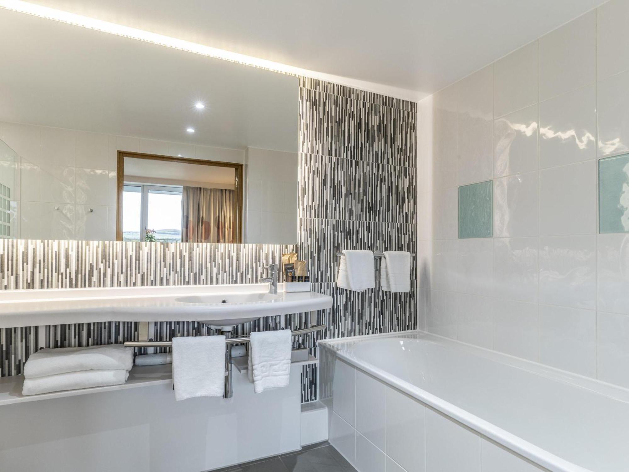 Quarto Queen Deluxe com Sofá