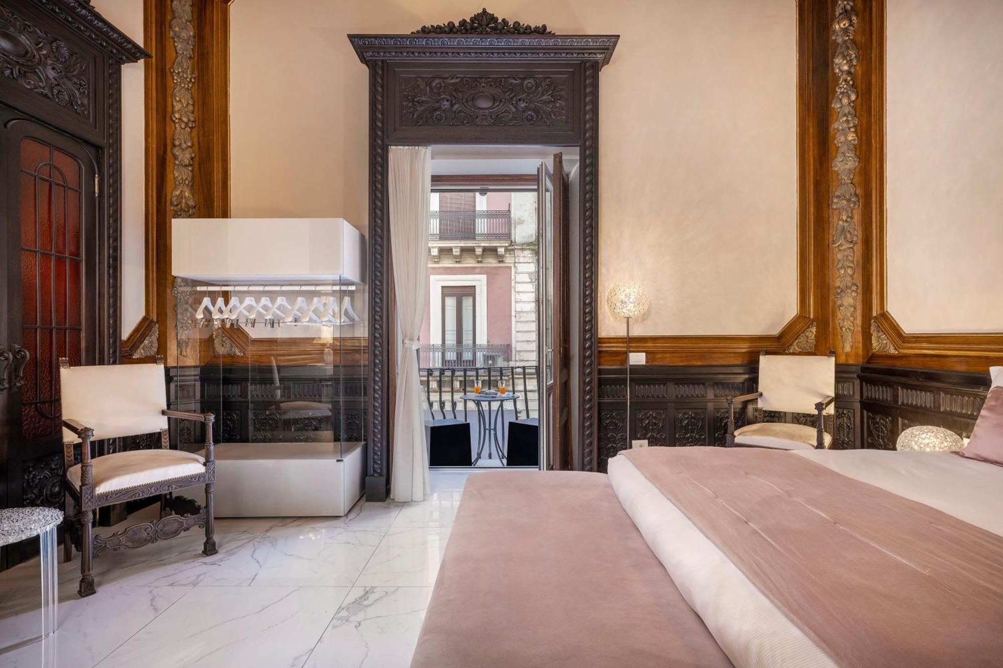 Deluxe Double Room Balcony Cathedral View