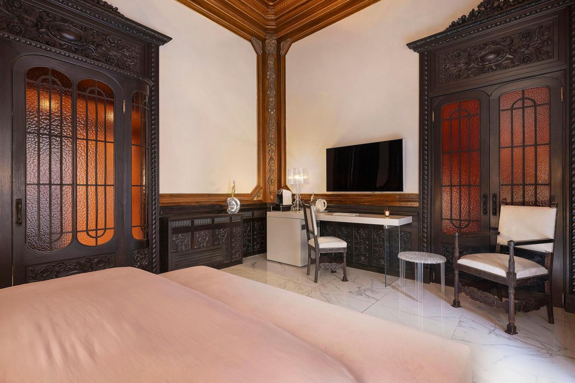 Deluxe Double Room Balcony Cathedral View