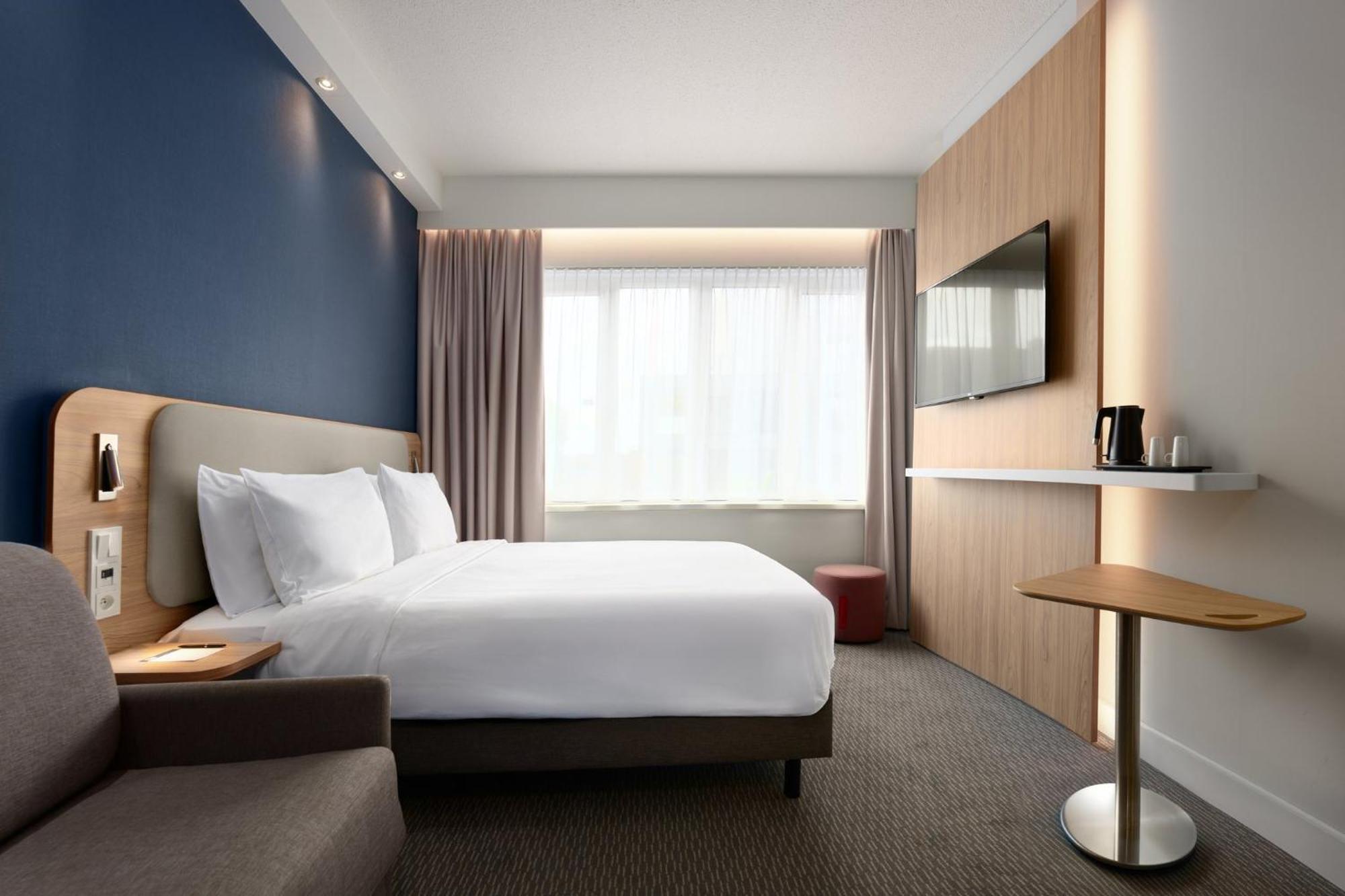 Standaard Kamer met Queensize Bed en Eenpersoonsslaapbank - Gratis Ontbijt