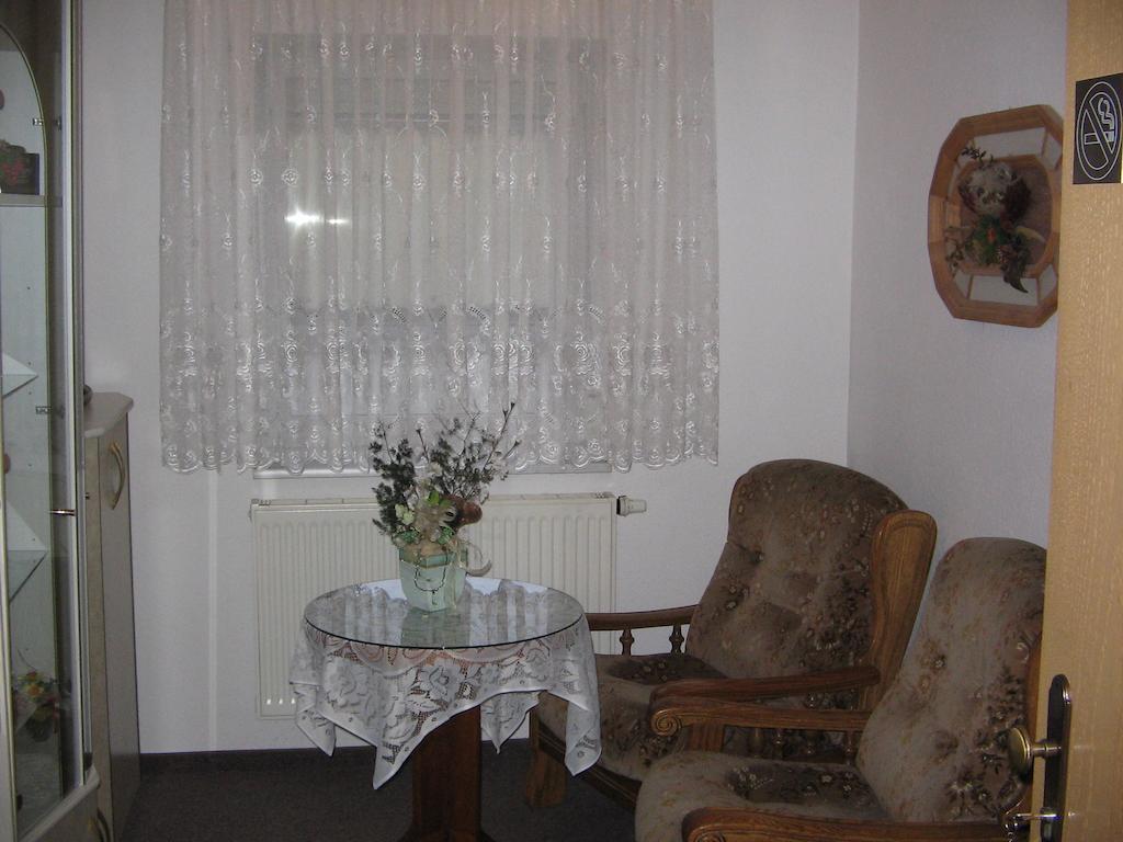 Honeymoon Suite,246356925:JPEG