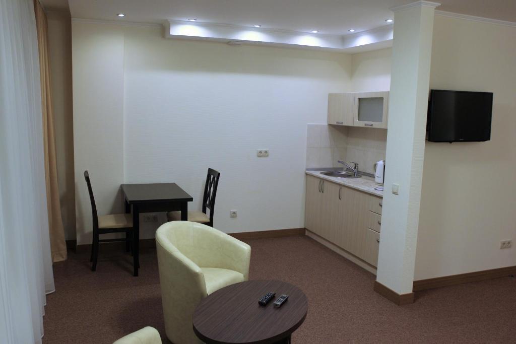 Suite with Kitchenette