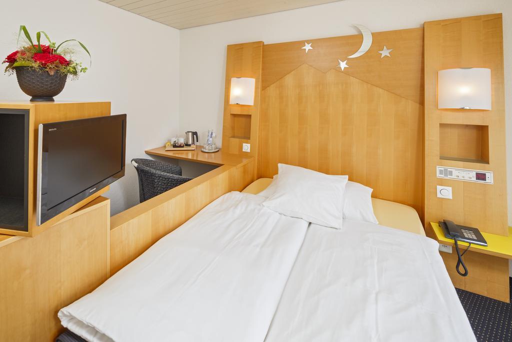 Eenvoudige Kamer met Klein Tweepersoonsbed
