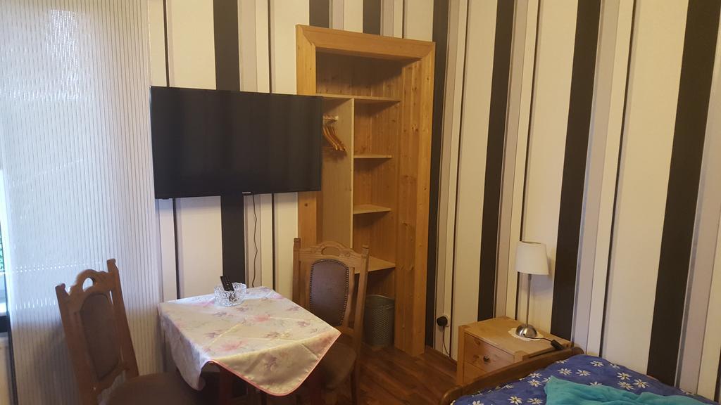 Doppel-/Zweibettzimmer mit Gartenblick