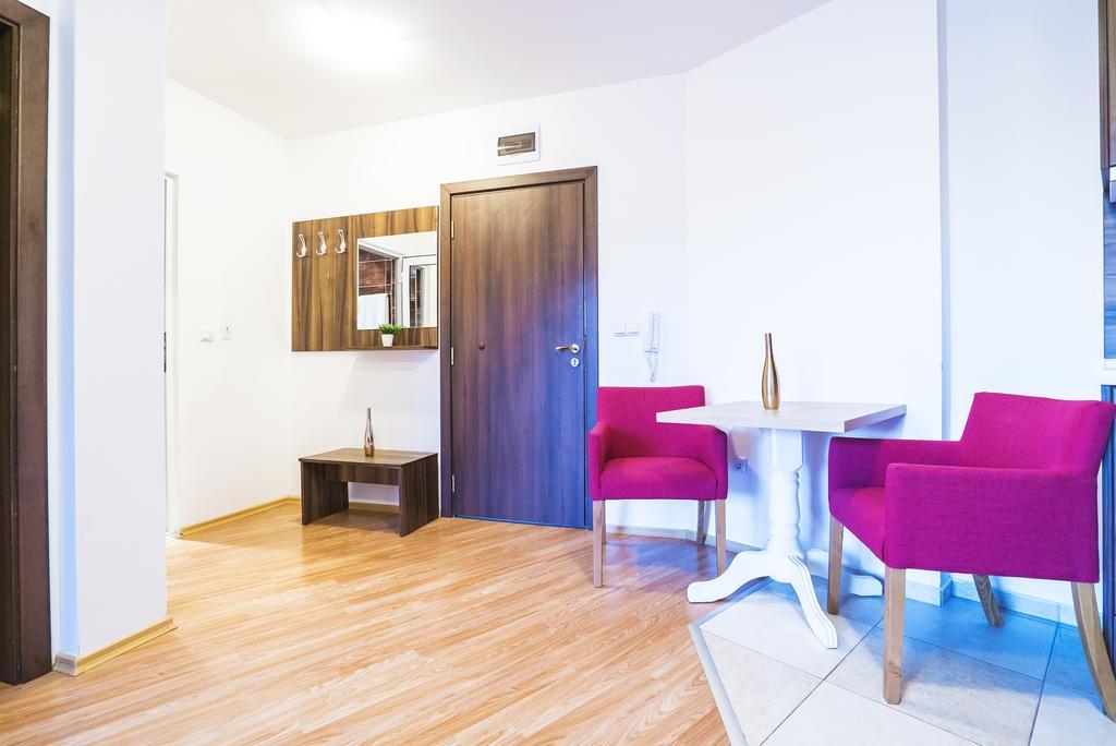 One-Bedroom Apartment Balcony,318373161:JPEG