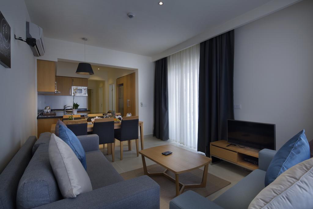 1 Double 1 Twin Beds Superior Room
