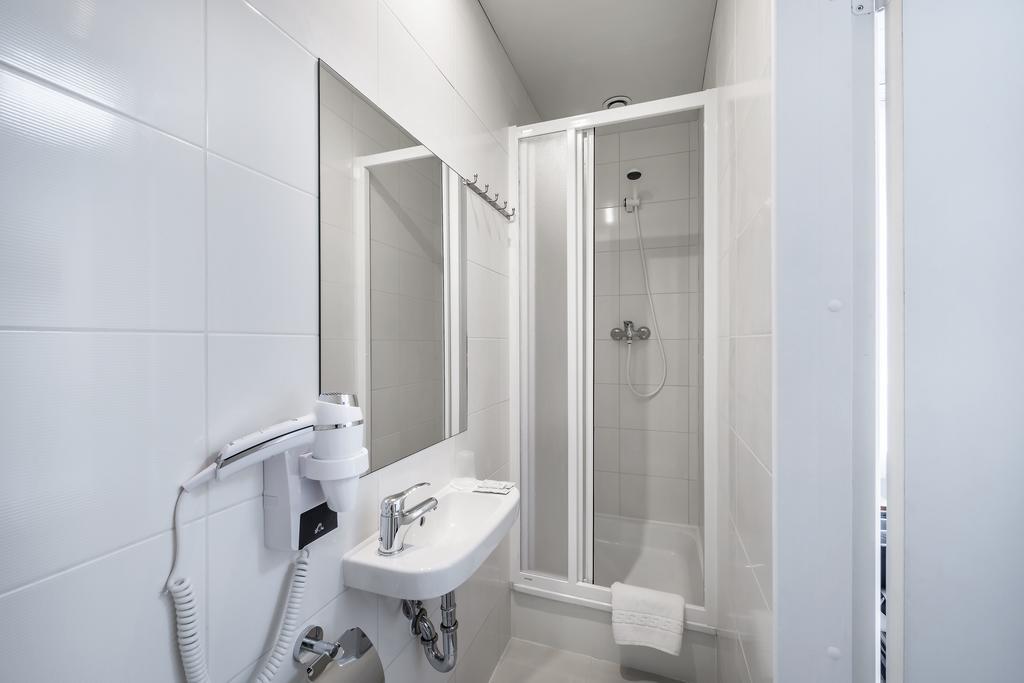 Small Single Room,727978804:JPEG