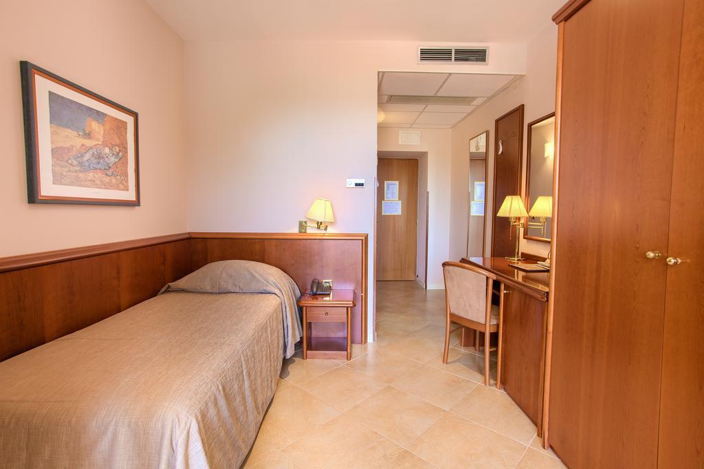 Single Room,658300128:JPEG