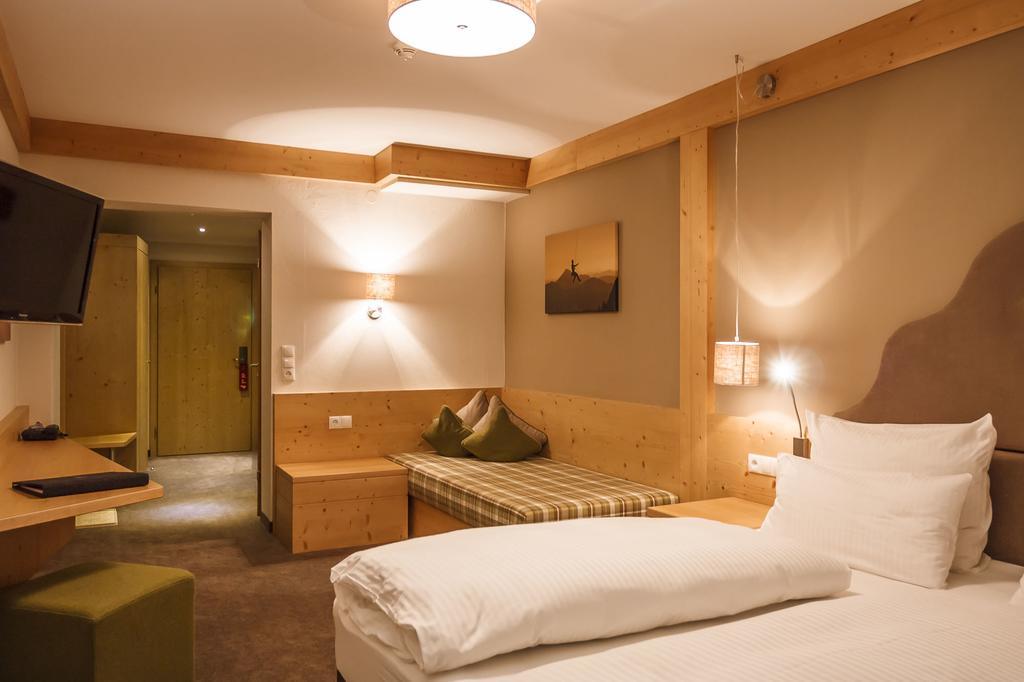 Junior Suite with Shower and Balcony,703248832:JPEG