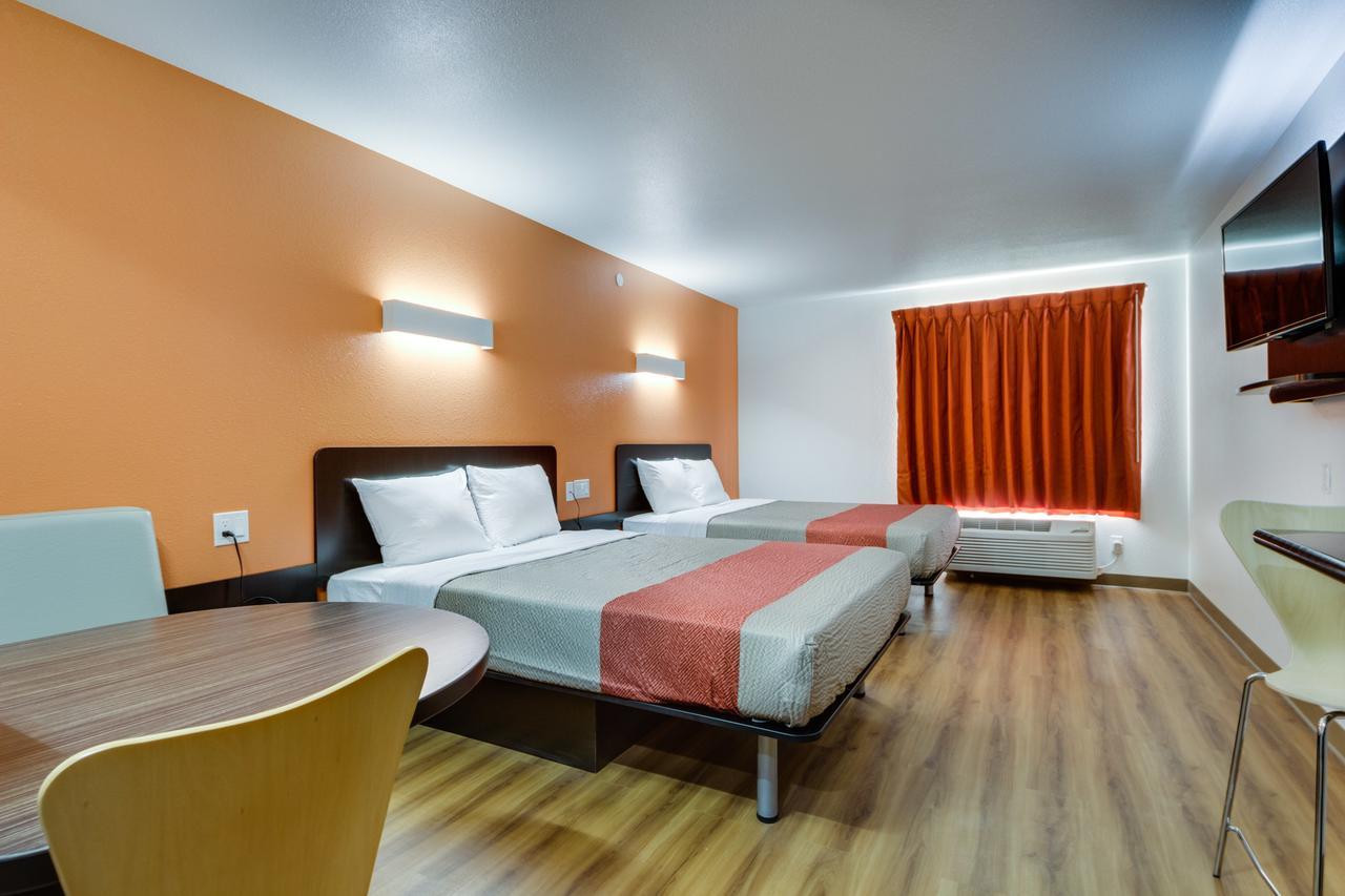 Queen Room with Two Queen Beds - Non-Smoking,526346976:JPEG