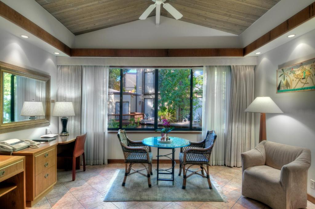 King Suite with Fireplace,208497367:JPEG