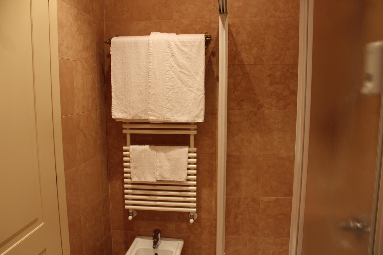 Deluxe Double Room with Lake View,632737656:JPEG