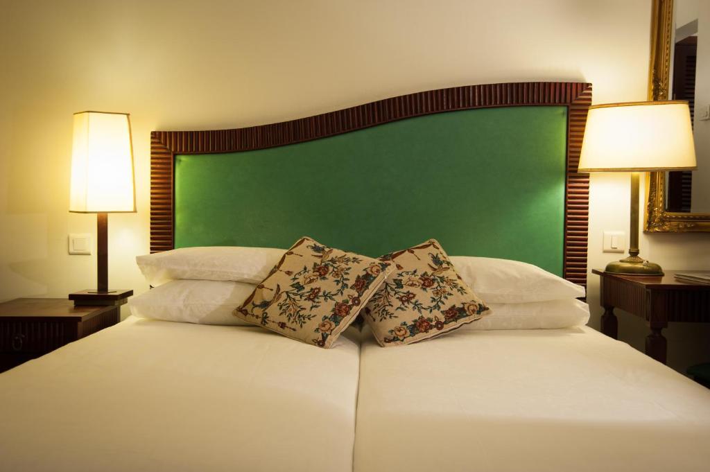 Double or Twin Room,64098214:JPEG