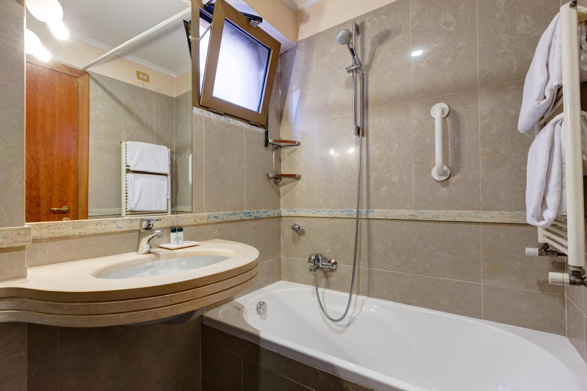 Family Room,724281409:JPEG