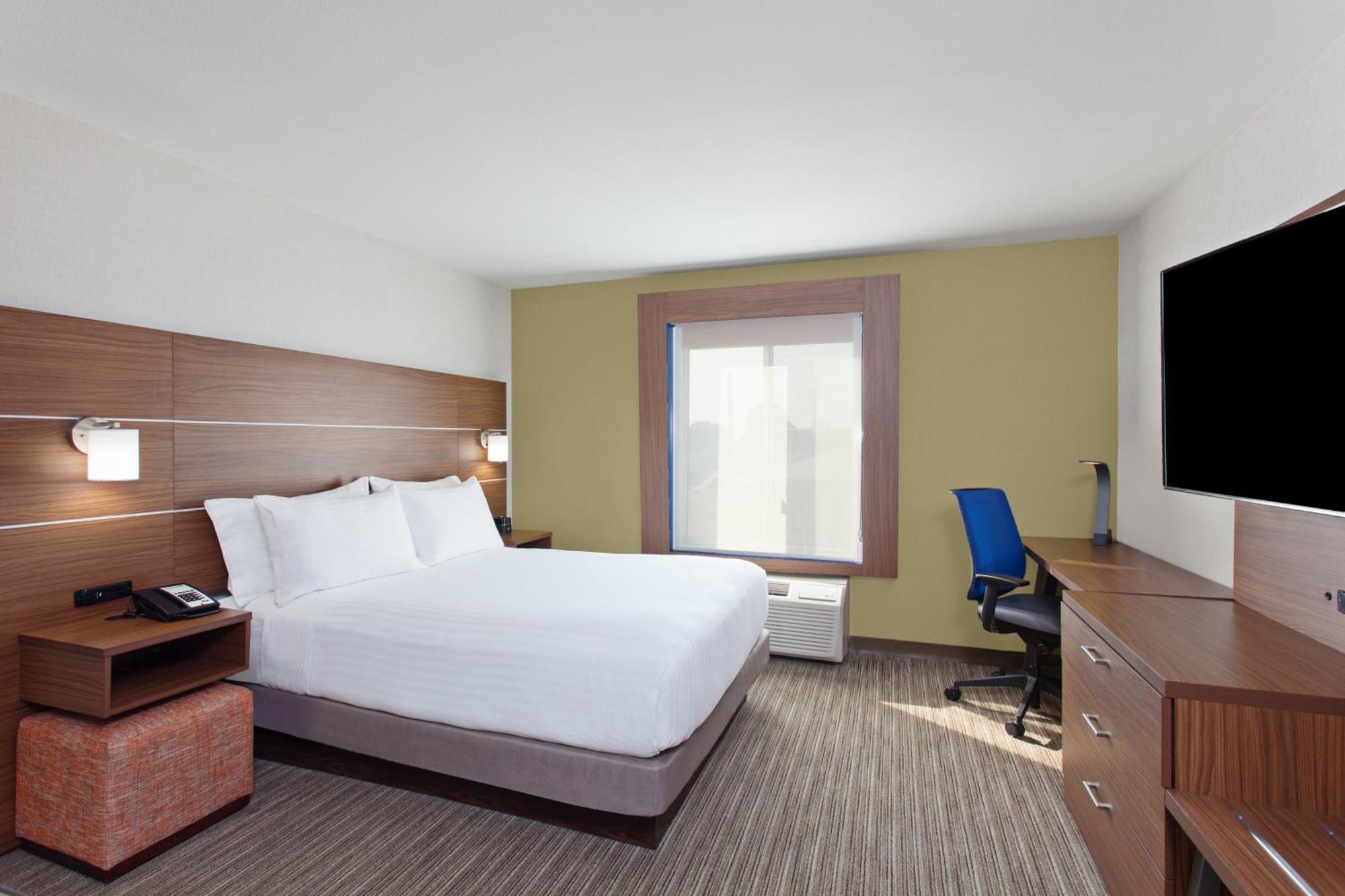 Standard Queen Room