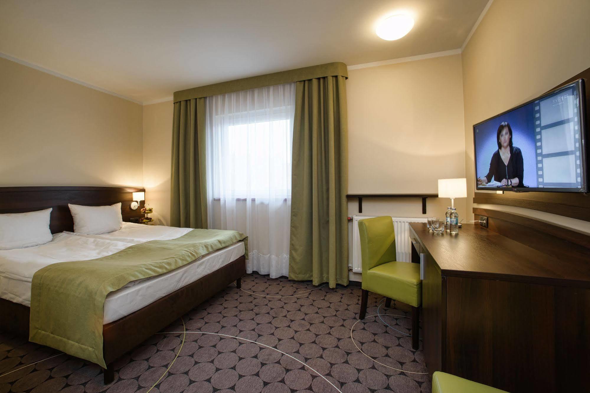 Large Single Room,535888599:JPEG