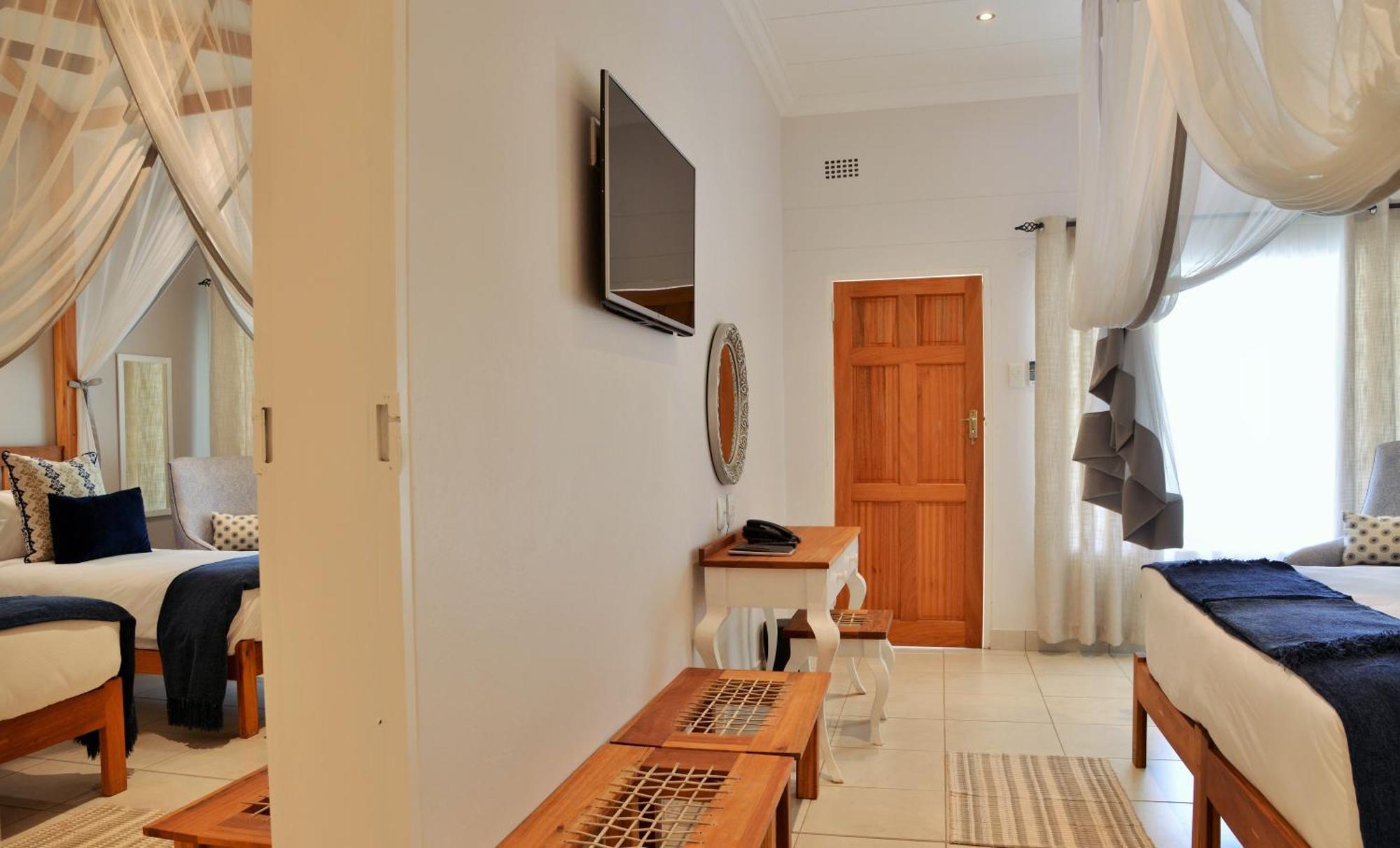 Zimmer mit Kingsize-Bett und Gartenblick.