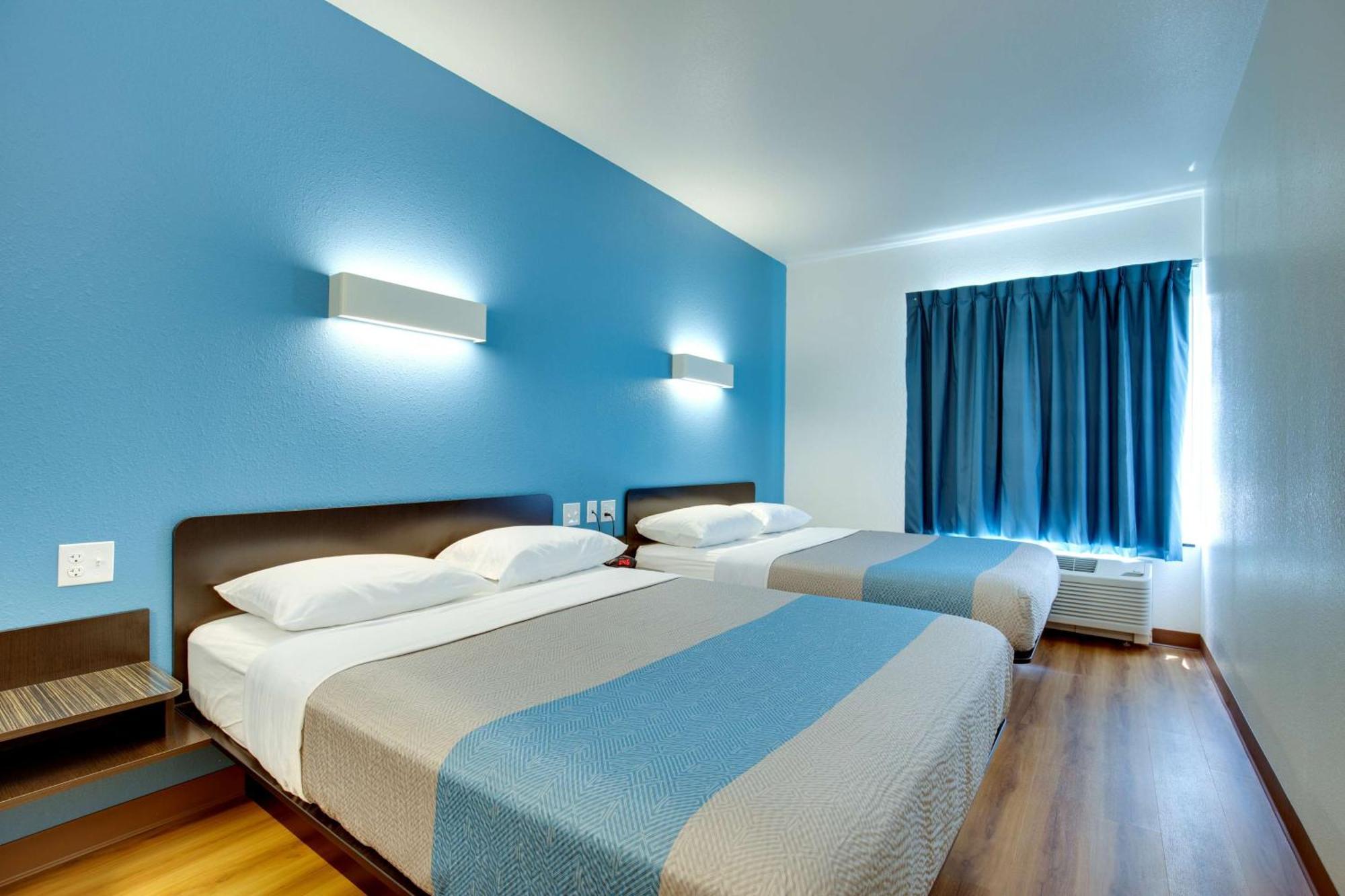Deluxe Queen Room with Two Queen Beds - Non-Smoking,713468446:JPEG