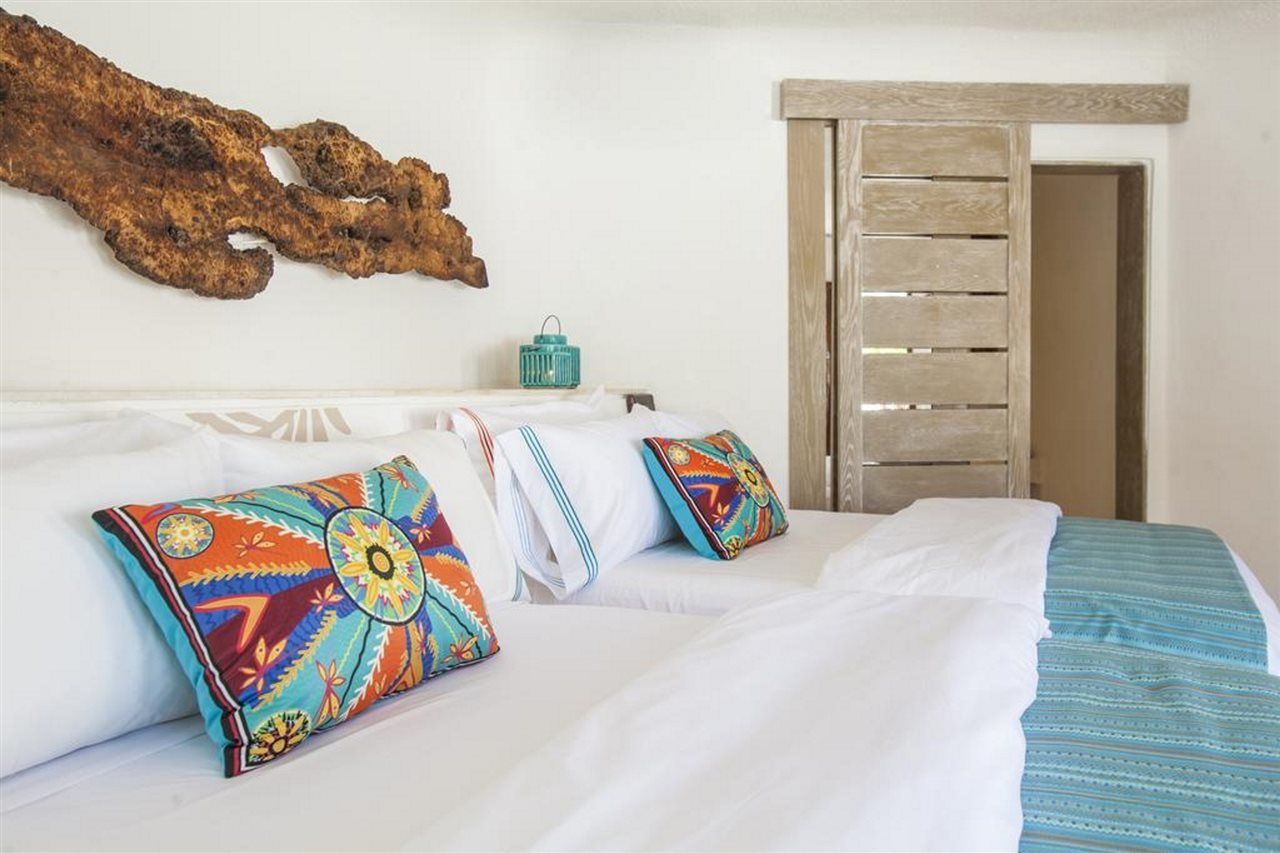 Quarto Palapa com cama king-size e vista do mar