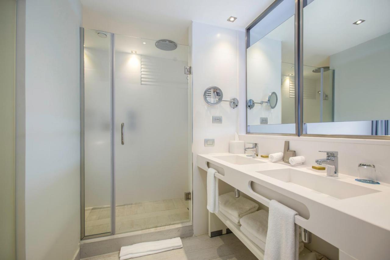 Privileged Family Deluxe (3 adults + 2 children)