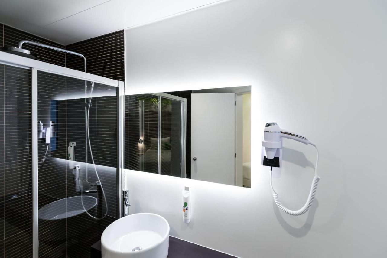 Superior Room with One Queen Bed and One Single Bed,750437456:JPEG