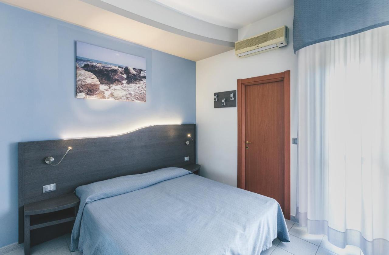 Double or Twin Room with Sea View,757638121:JPEG