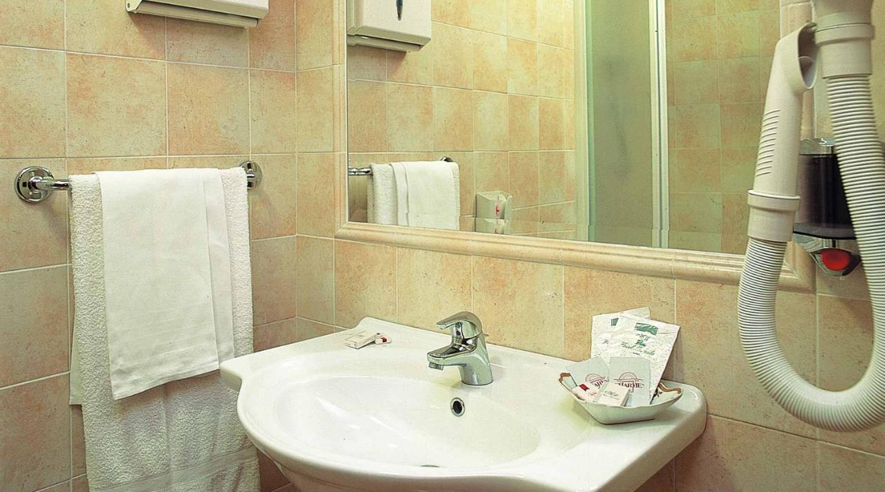 Single Room,759155473:JPEG