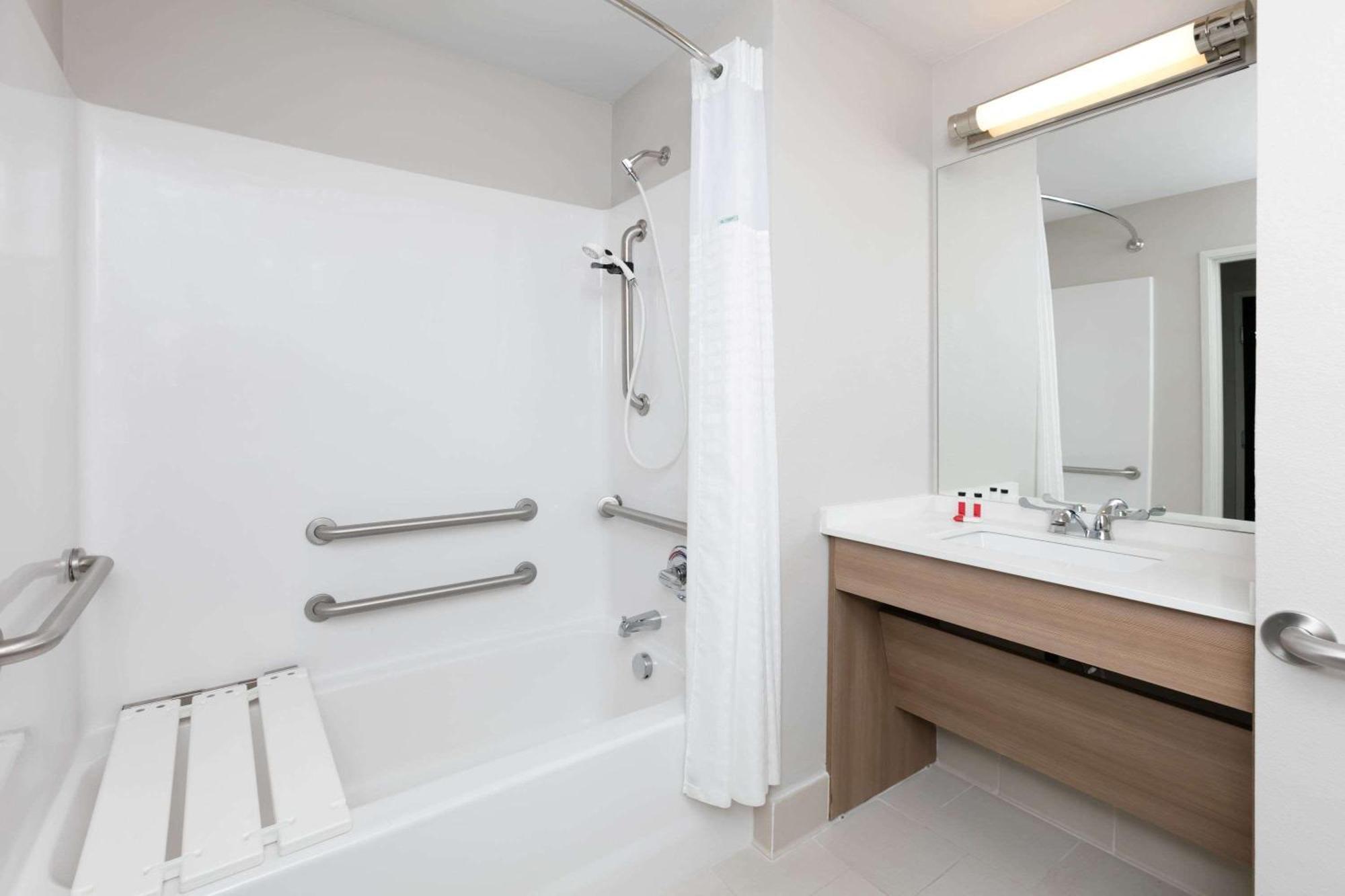 1 Queen Bed, Mobility/Hearing Access Studio Suite, Tub w/ Grab Bars, Non-Smoking,773915563:JPEG