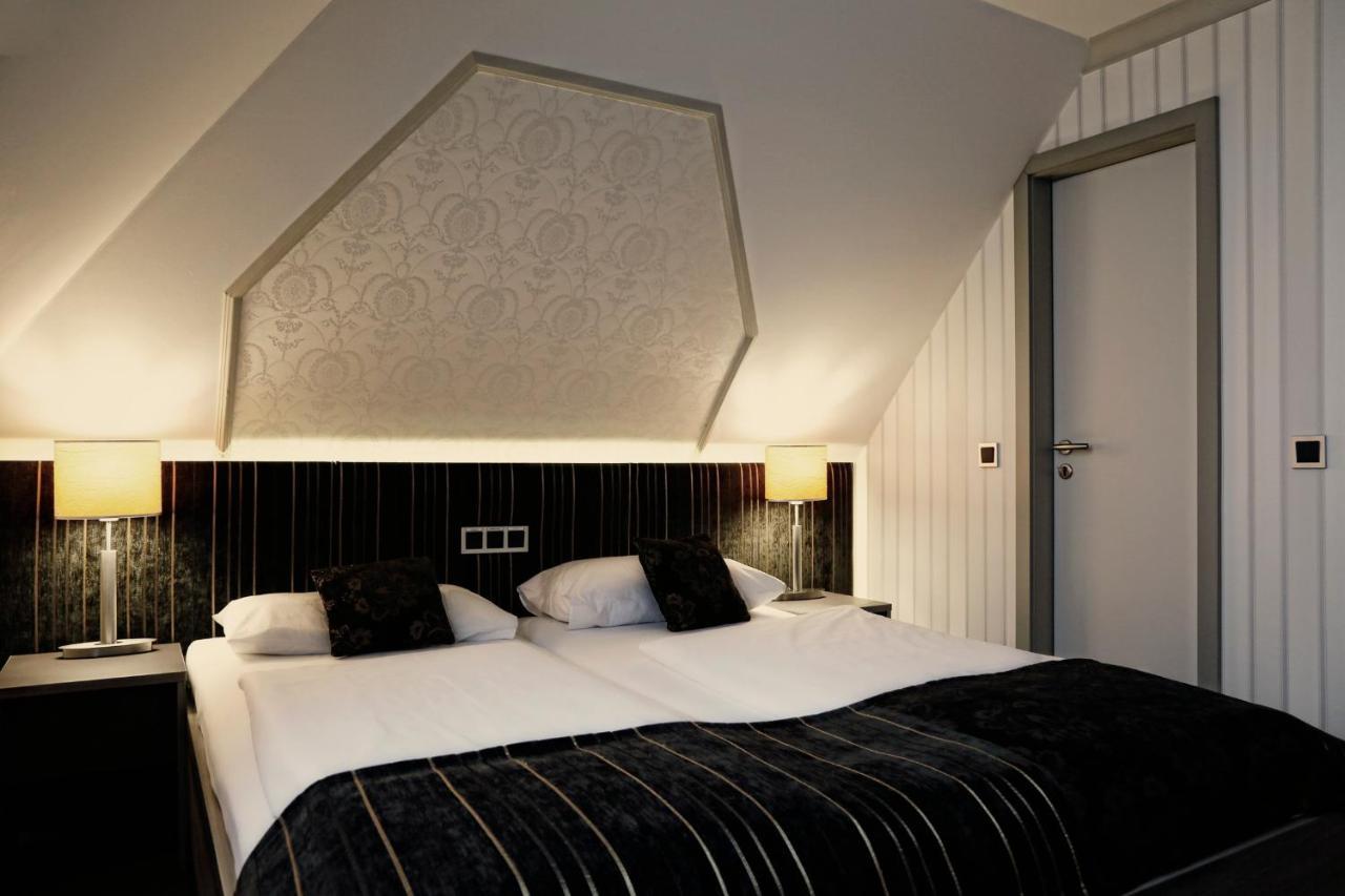 Suite with Spa Bath,776107474:JPEG