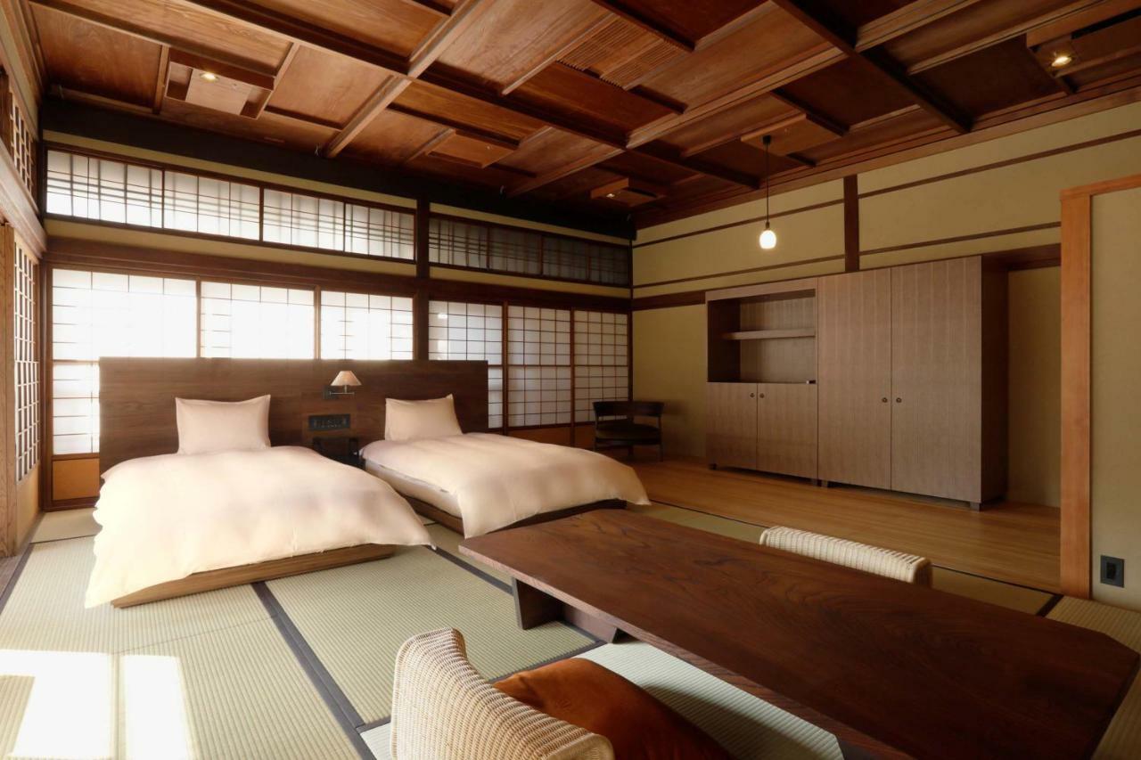 Deluxe Twin Room Mountain View Main