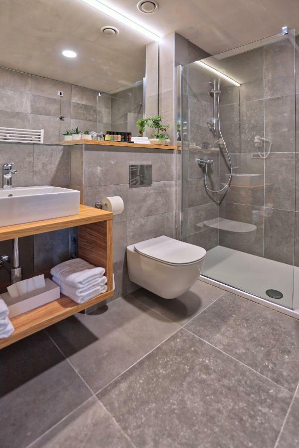 Deluxe Double Room with Balcony and  Mountain View