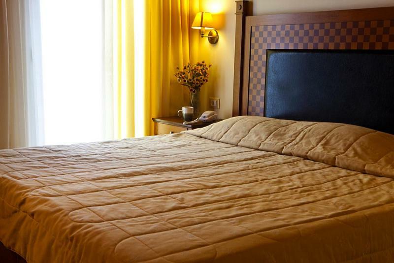 Dreibettzimmer mit Poolblick