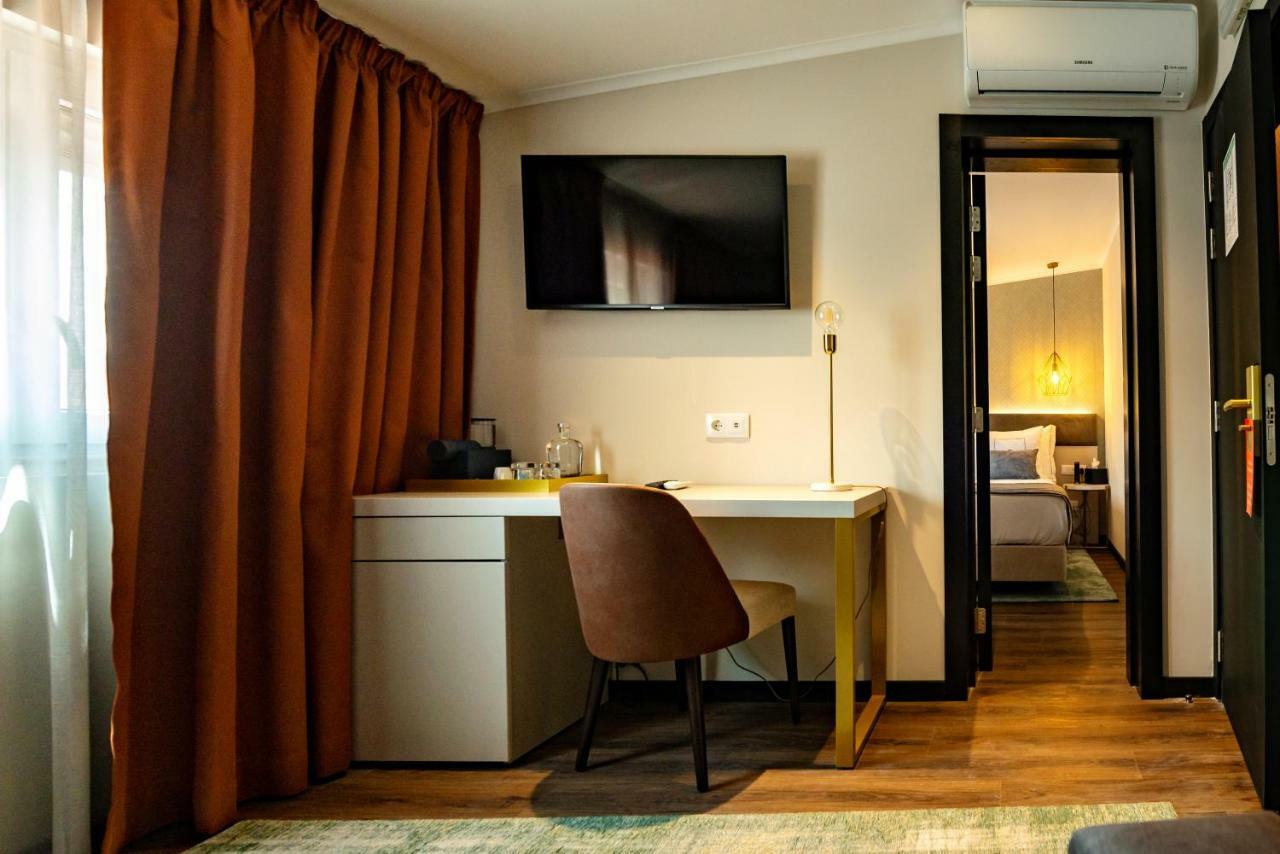 Deluxe Room (2 Adults + 1 Child),1377677294:JPEG