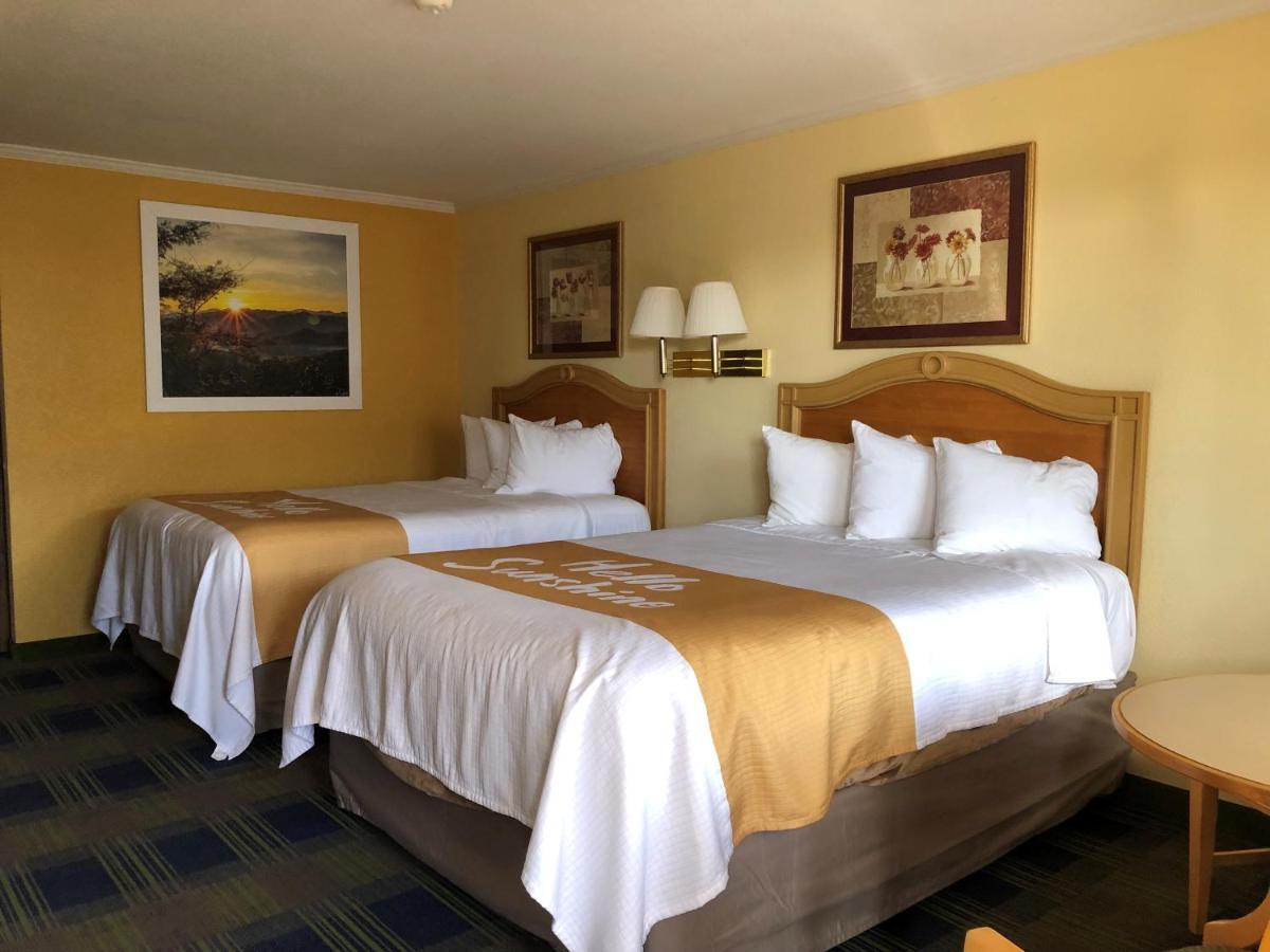 Queen Room with Two Queen Beds - Non-Smoking,1200654250:JPEG