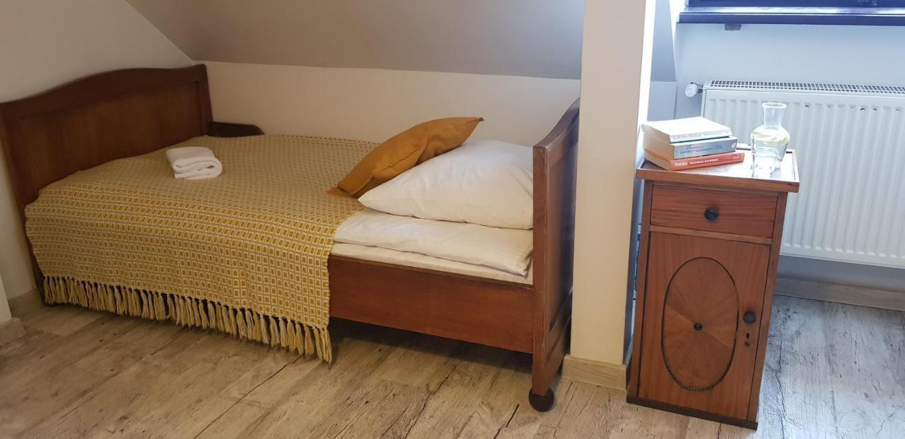 Quarto com 2 Camas de Solteiro e Banheiro