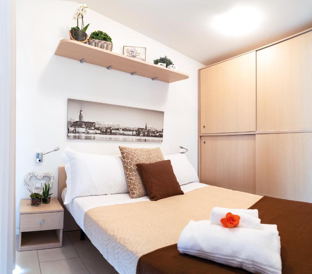 Two-Bedroom Mobile Home,979345858:JPEG