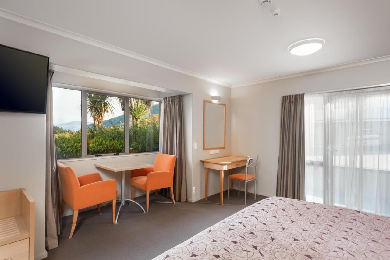Lake View Studio with Spa Bath