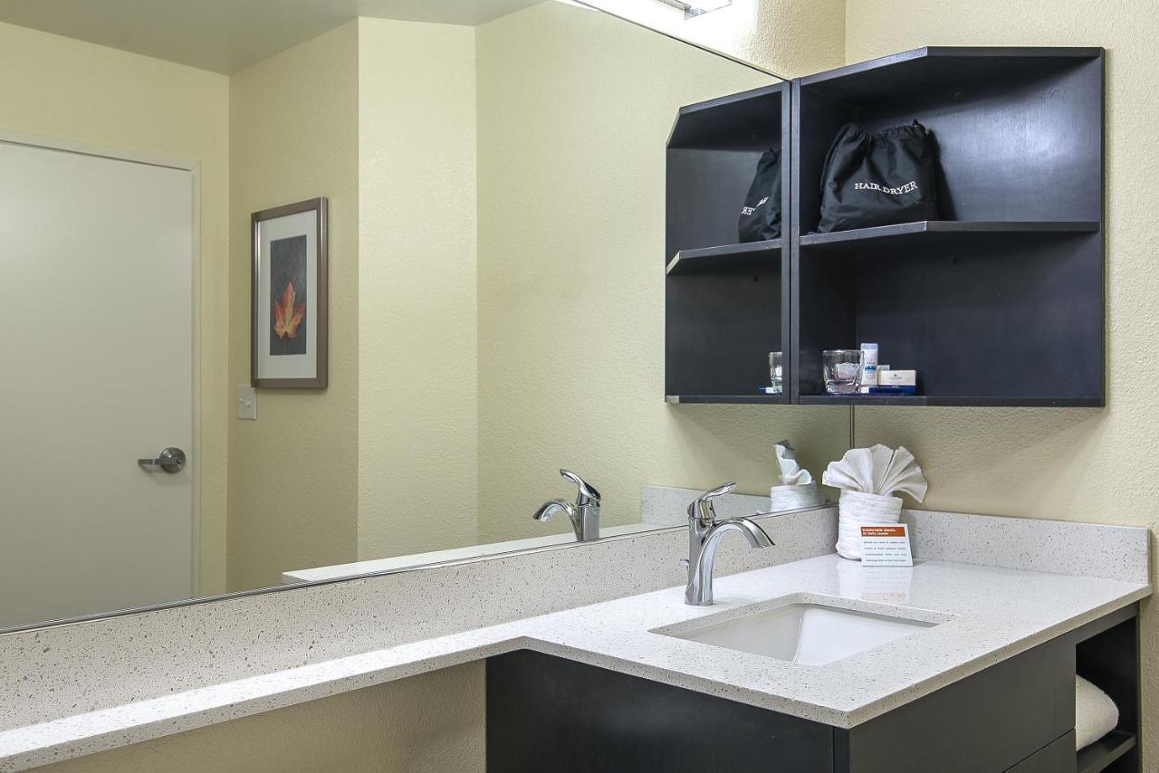 Queen Studio Suite Disability Access Hearing Accessible Tub,993200500:JPEG