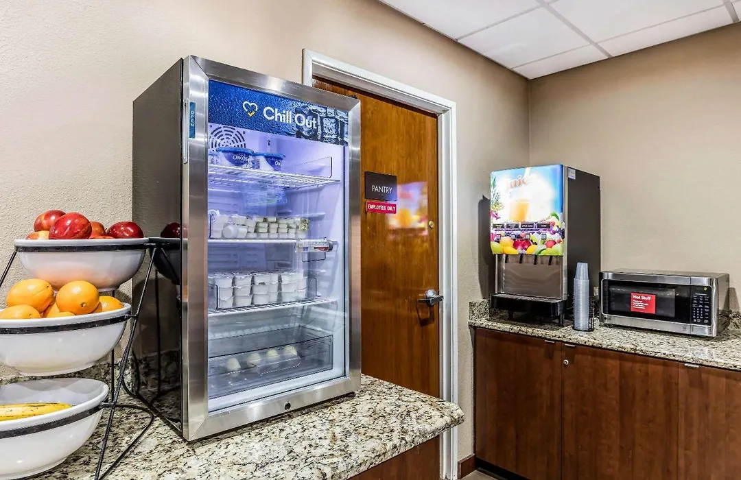 Comfort Inn & Suites Airport-American Way-1
