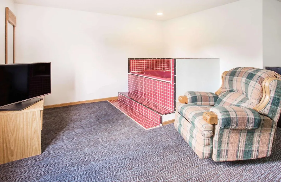 Super 8 By Wyndham Monmouth Il-1