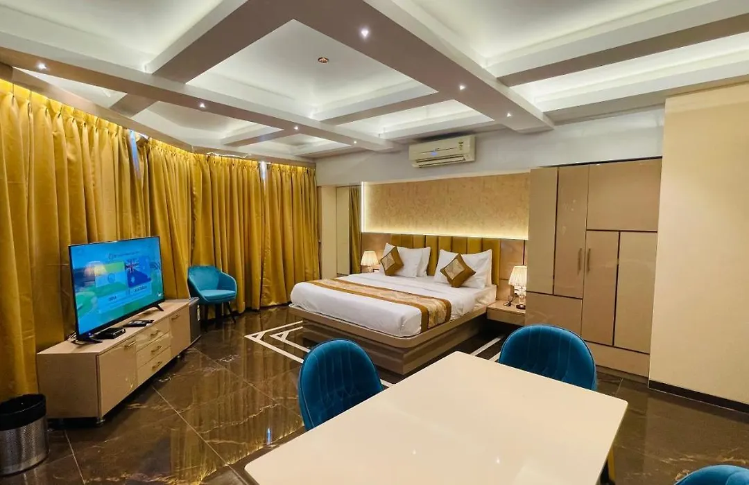 Home2 Renaissance Club-1