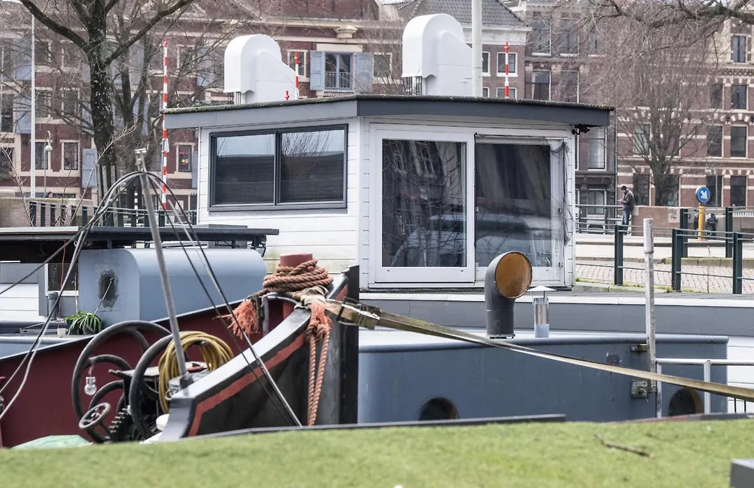 Houseboat-Amsterdam-1