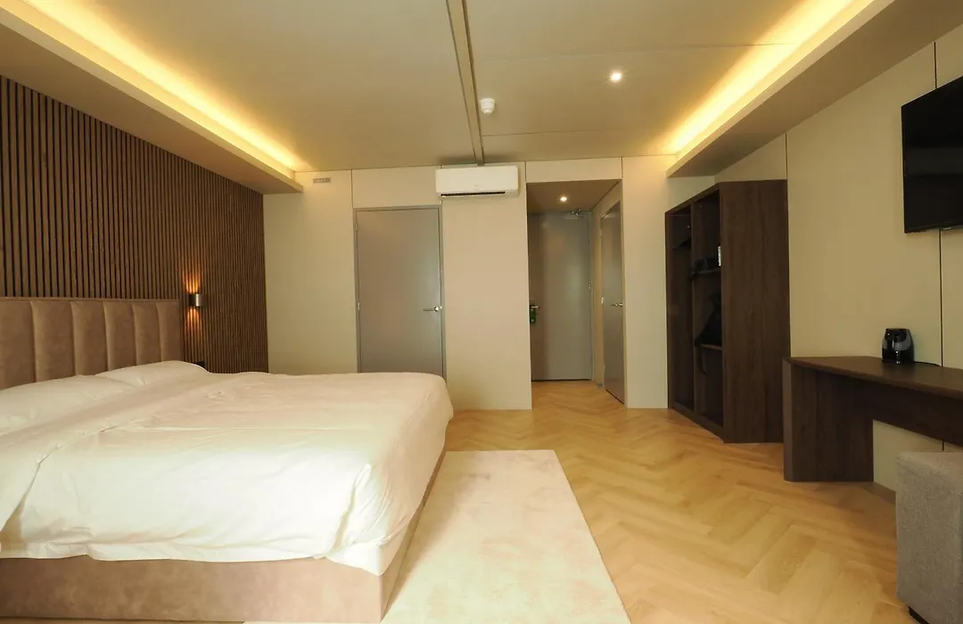 Tung Hotel-1