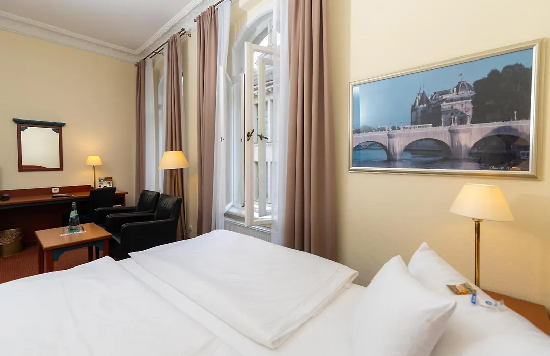 Akzent Hotel Am Goldenen Strauss-1