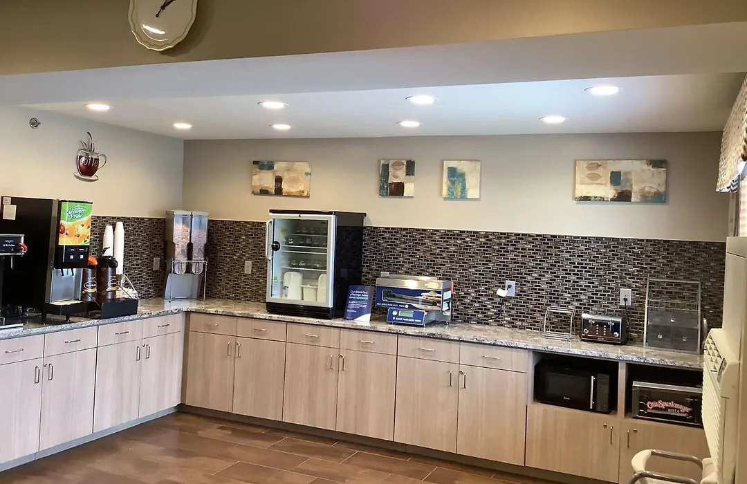 Super 8 By Wyndham Lincoln West-1