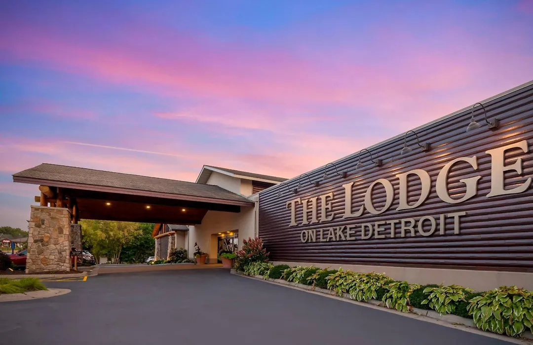 Best Western Premier The Lodge On Lake Detroit-1