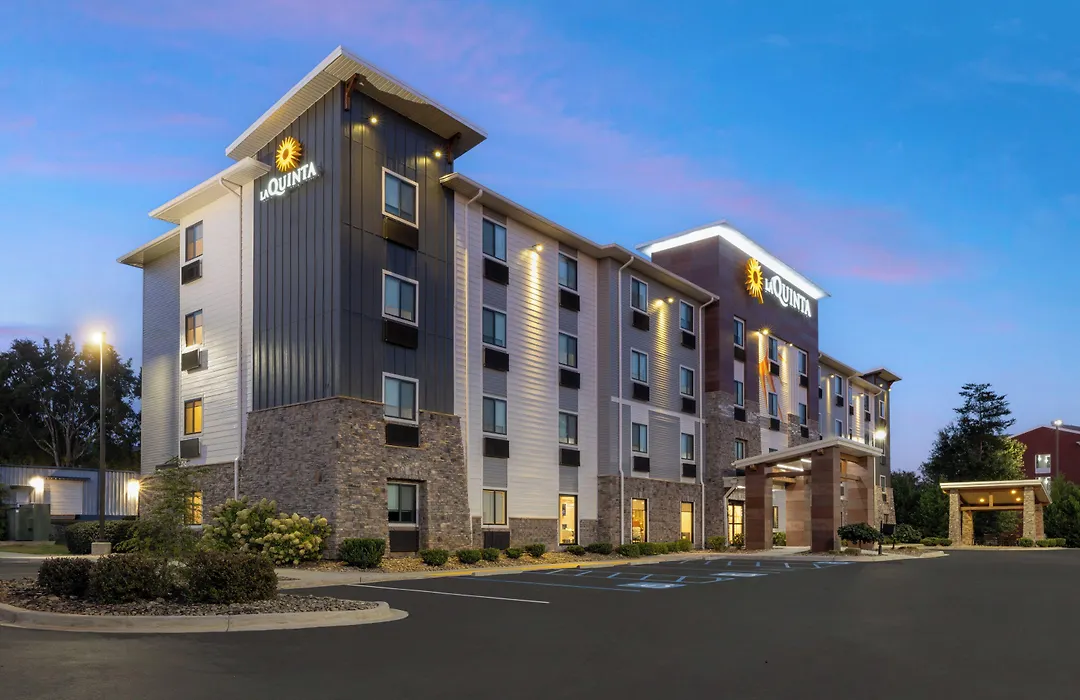 La Quinta Inn & Suites By Wyndham Greenville Woodruff Rd-1
