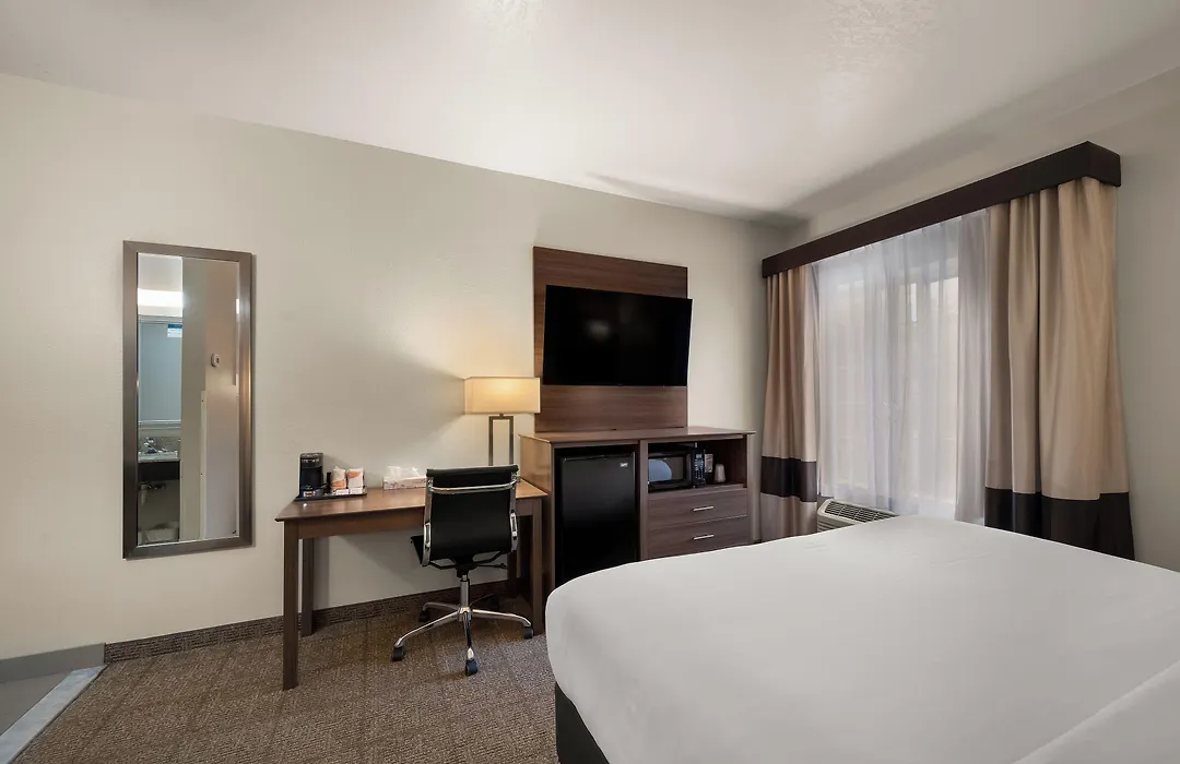 Comfort Inn & Suites Fenton-1