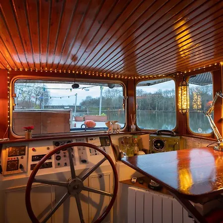 Bateau péniche au coeur de Lille-3