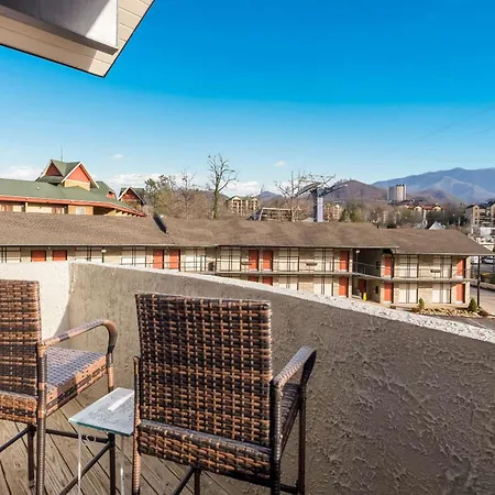 Econo Lodge Inn & Suites On The River-3